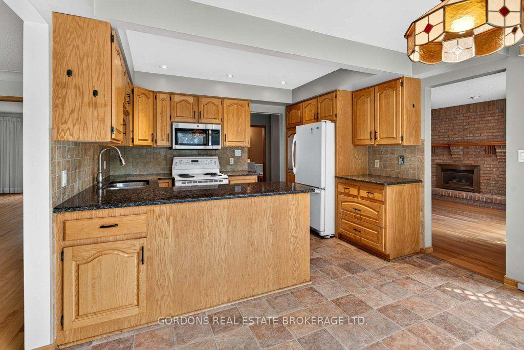 Photo 17 of 24 Nottingham Place, Kingston, West of Sir John A. Blvd — HOMEH