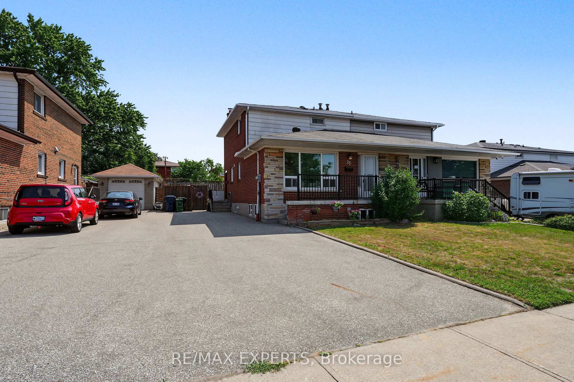 Photo 3 of 25 Riverton Drive, North York, Humber Summit — HOMEH