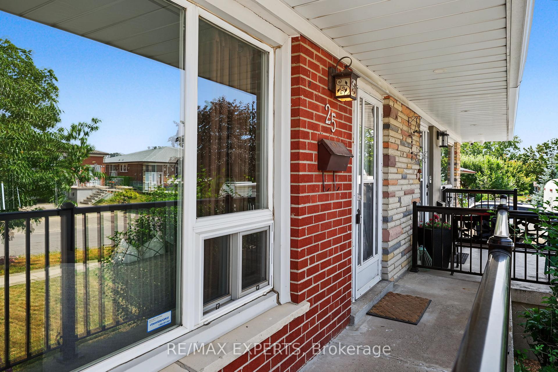 Photo 4 of 25 Riverton Drive, North York, Humber Summit — HOMEH