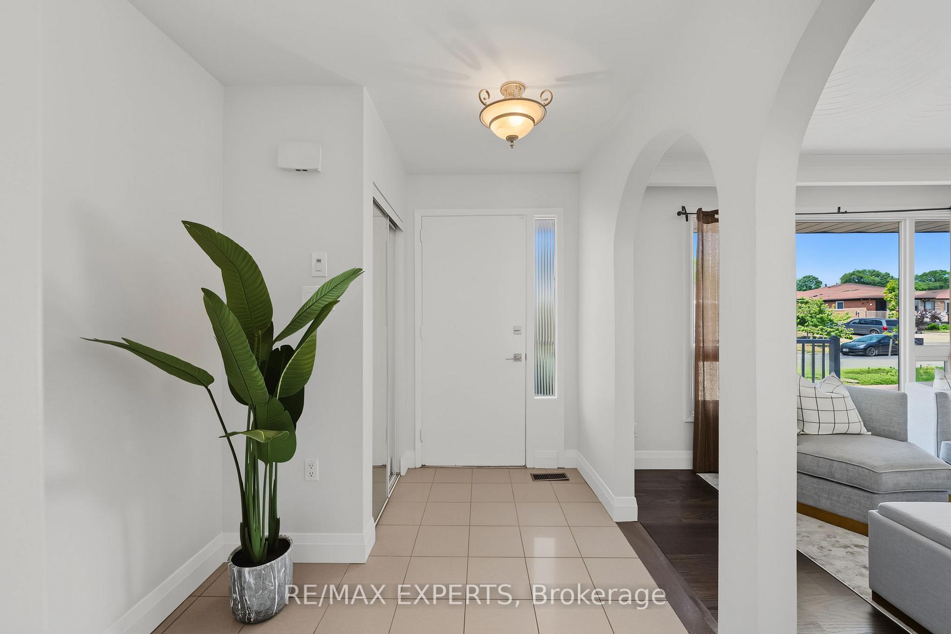 Photo 7 of 25 Riverton Drive, North York, Humber Summit — HOMEH