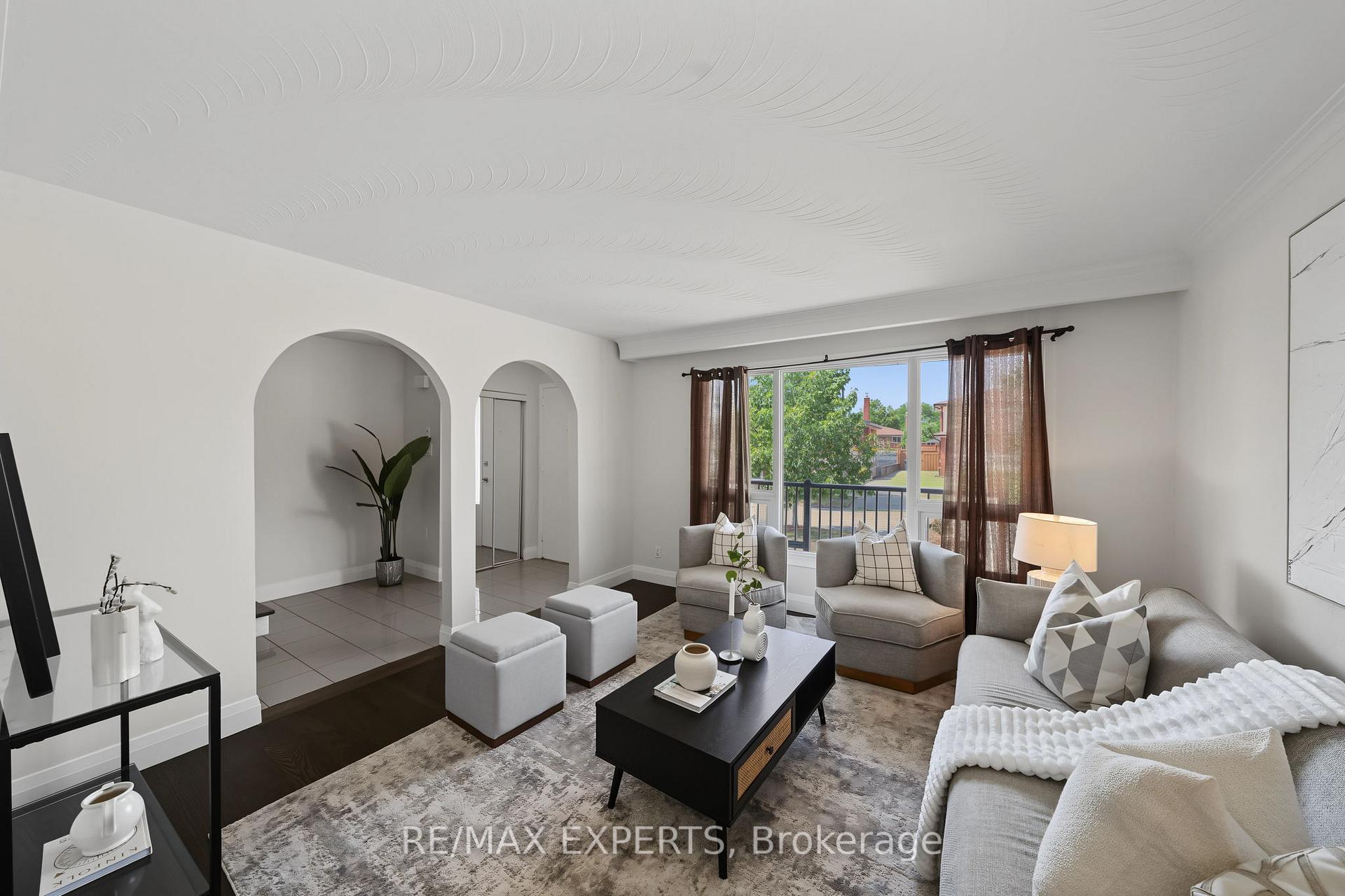 Photo 11 of 25 Riverton Drive, North York, Humber Summit — HOMEH