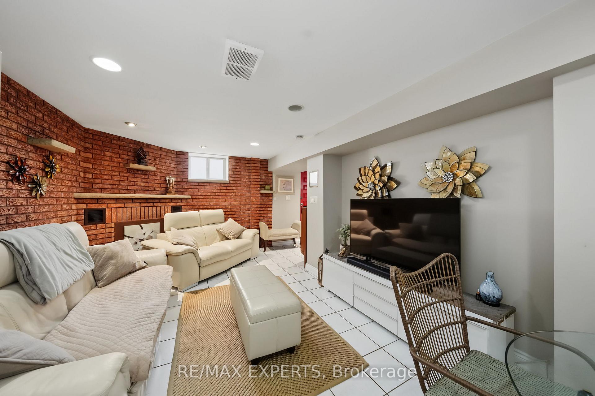 Photo 35 of 25 Riverton Drive, North York, Humber Summit — HOMEH