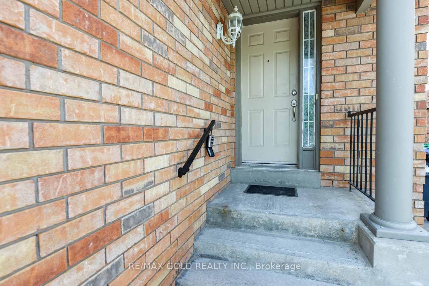 Photo 2 of 35 Needlewood Lane, Brampton, Sandringham-Wellington — HOMEH