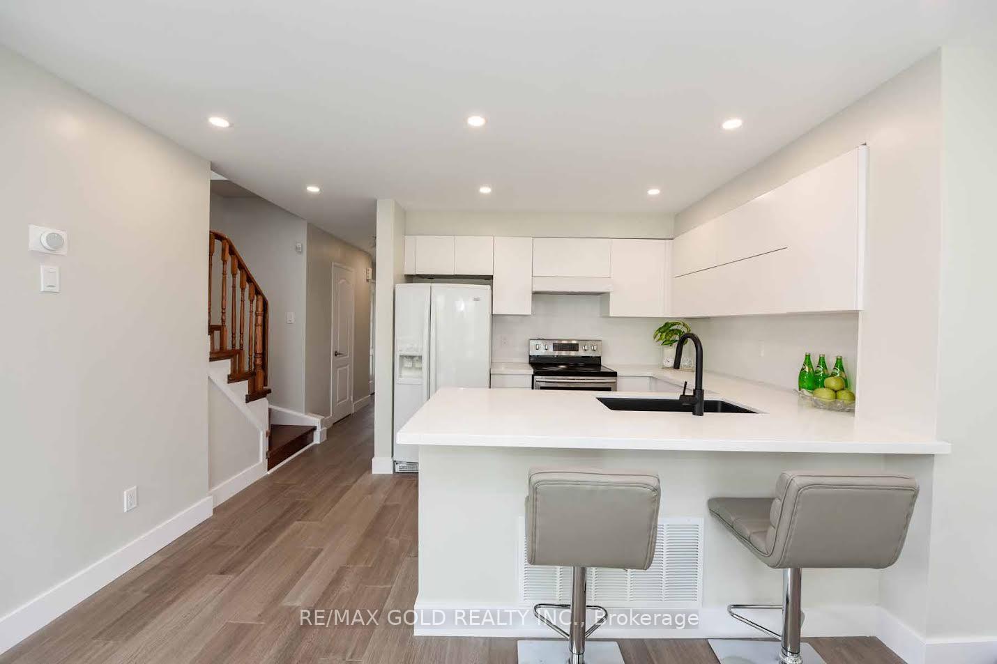Photo 11 of 35 Needlewood Lane, Brampton, Sandringham-Wellington — HOMEH