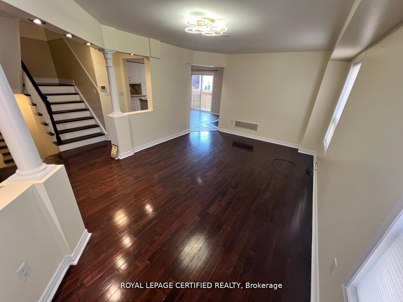 Photo 4 of 426 Orange Walk Crescent, Mississauga, Hurontario — HOMEH