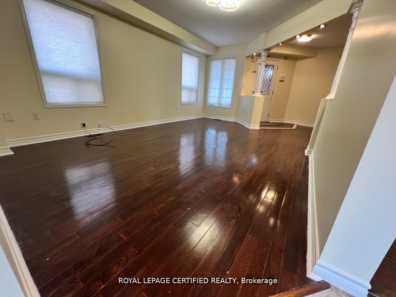Photo 5 of 426 Orange Walk Crescent, Mississauga, Hurontario — HOMEH