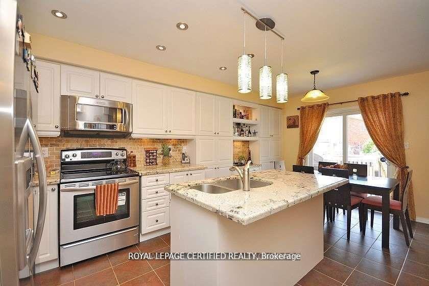 Photo 10 of 426 Orange Walk Crescent, Mississauga, Hurontario — HOMEH