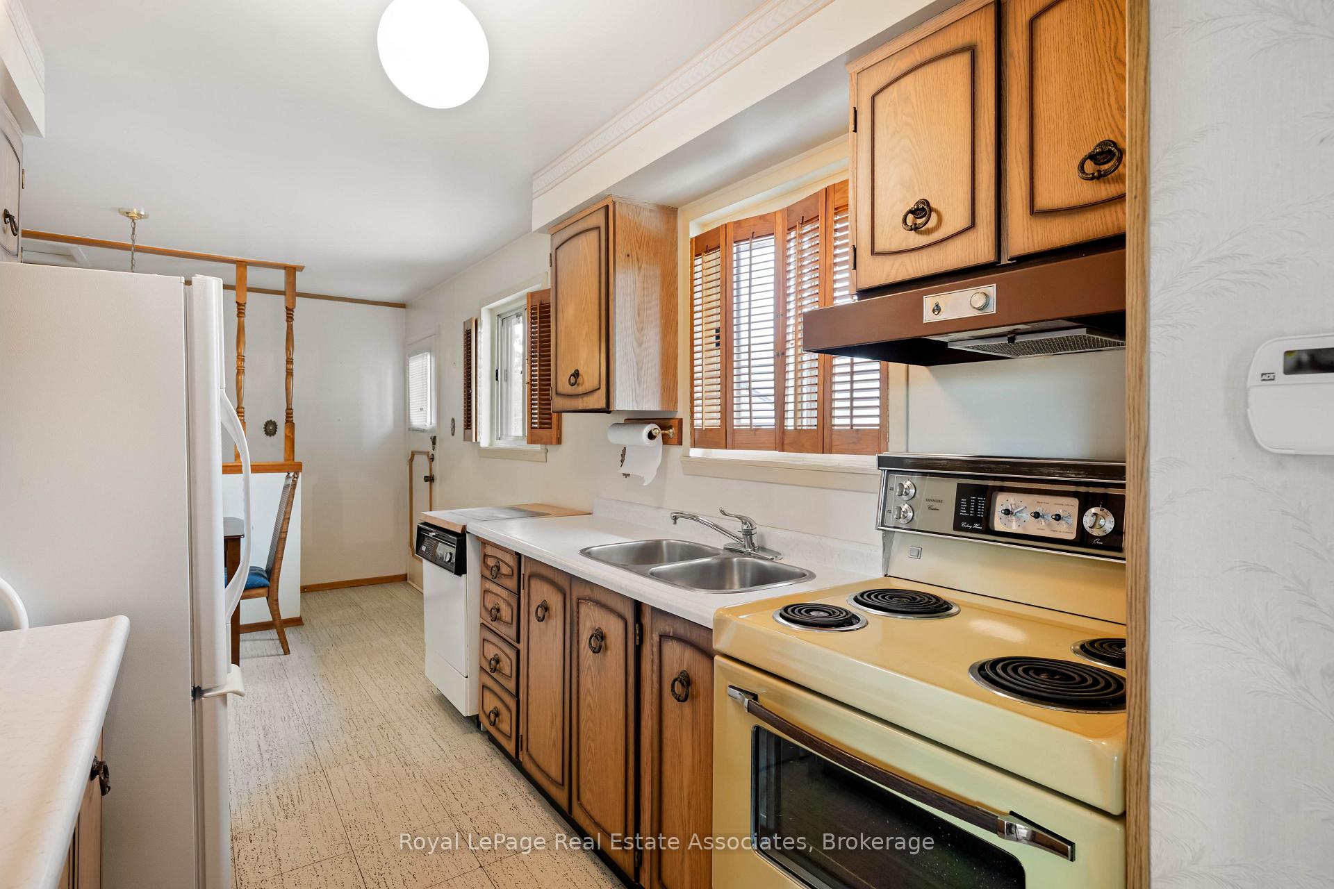 Photo 8 of 256 Archdekin Drive, Brampton, Madoc — HOMEH