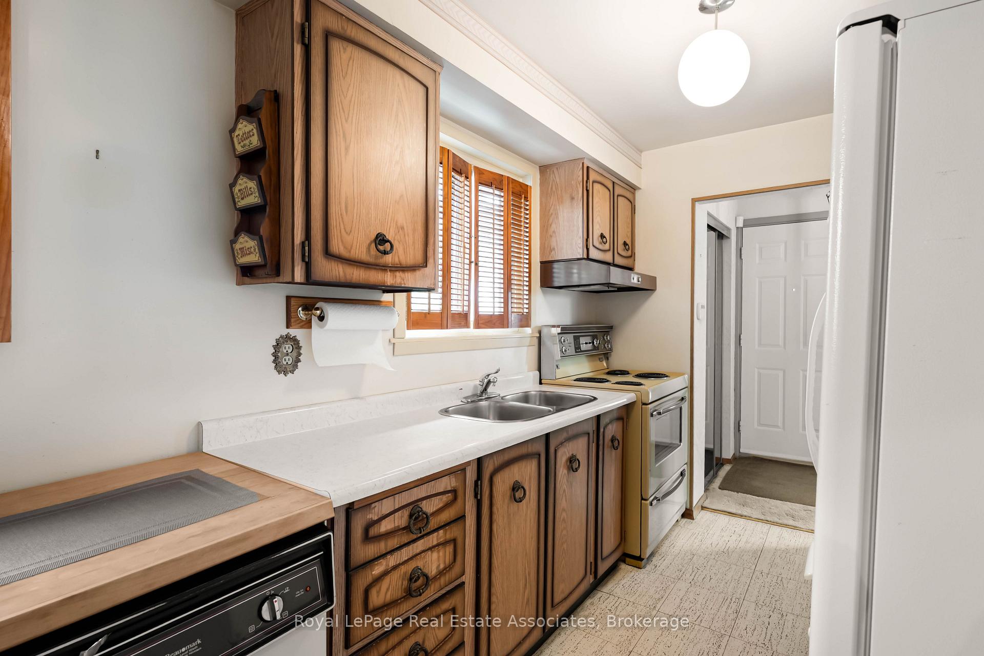 Photo 9 of 256 Archdekin Drive, Brampton, Madoc — HOMEH