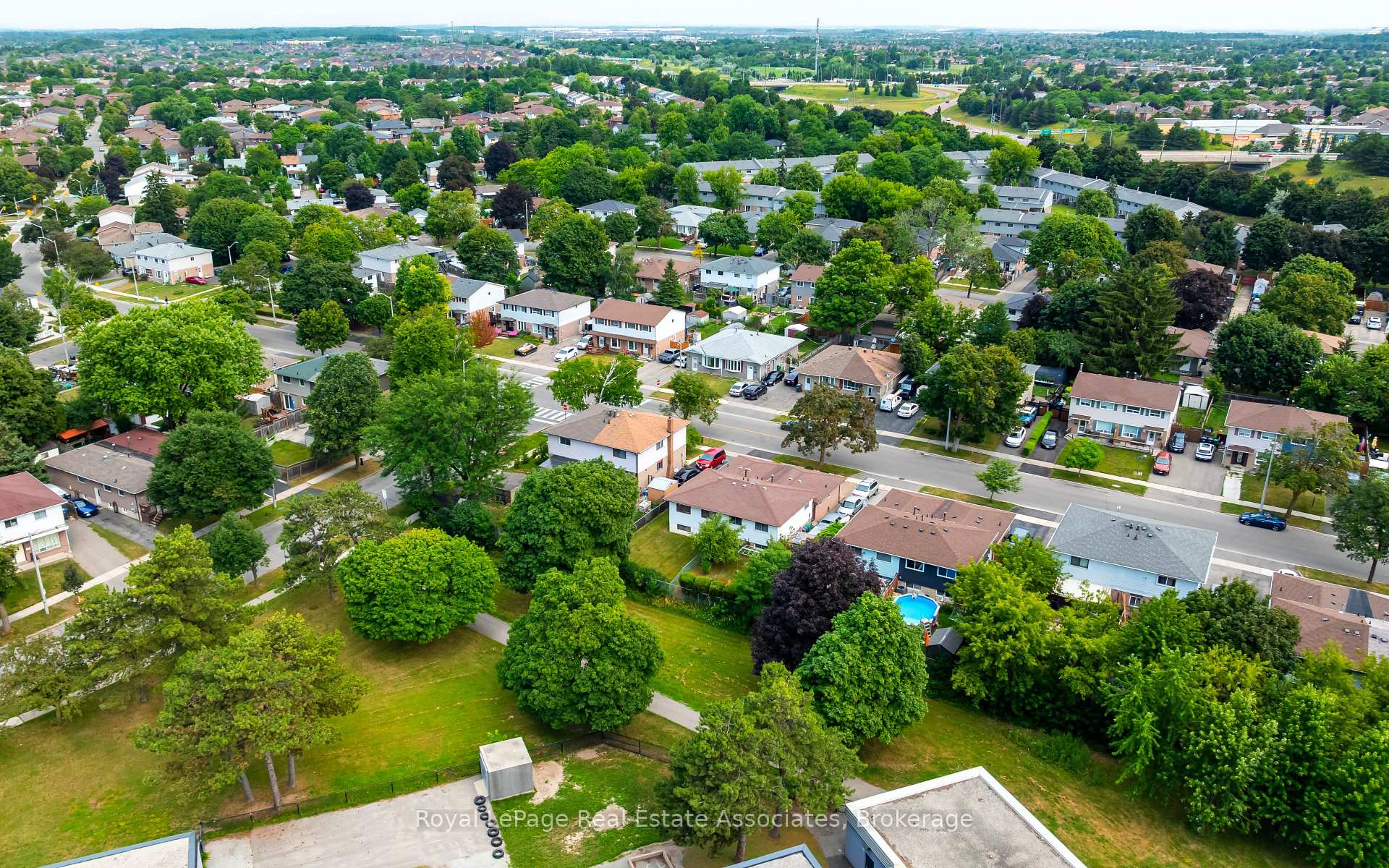 Photo 35 of 256 Archdekin Drive, Brampton, Madoc — HOMEH
