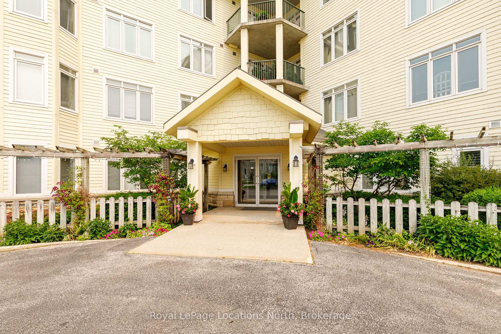 Photo 4 of Unit 103, 10 Bay Street E, Blue Mountains — HOMEH