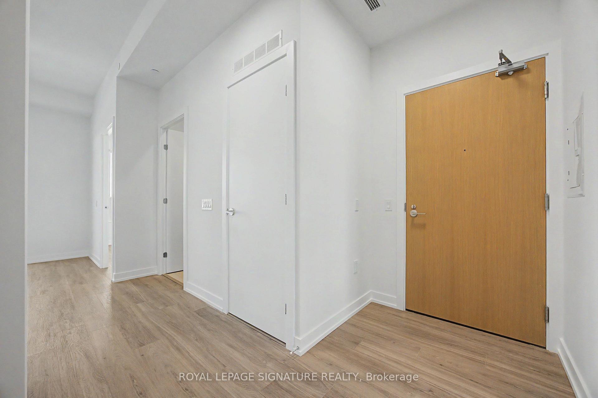 Photo 2 of Unit 301, 21 Meadowvale Road, Vaughan, Concord — HOMEH