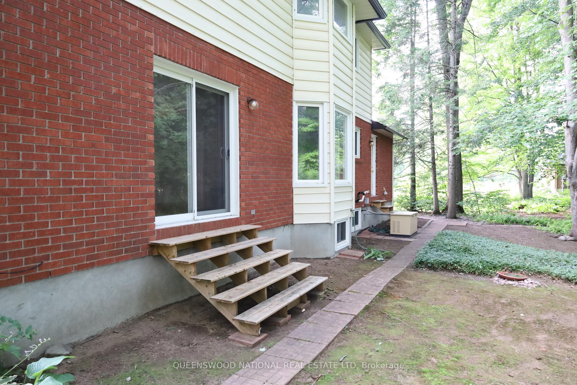 Photo 5 of 1080 Sunnydale Street, Ottawa, Navan — HOMEH