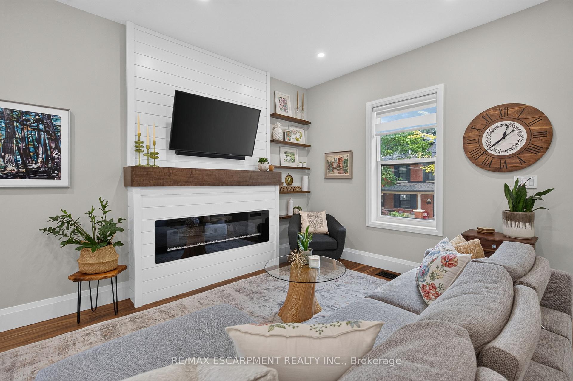 Photo 13 of 122 Stuart Street, Guelph, St. George's — HOMEH