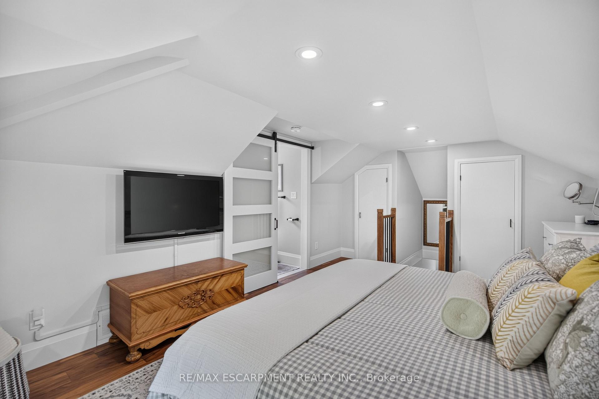 Photo 37 of 122 Stuart Street, Guelph, St. George's — HOMEH