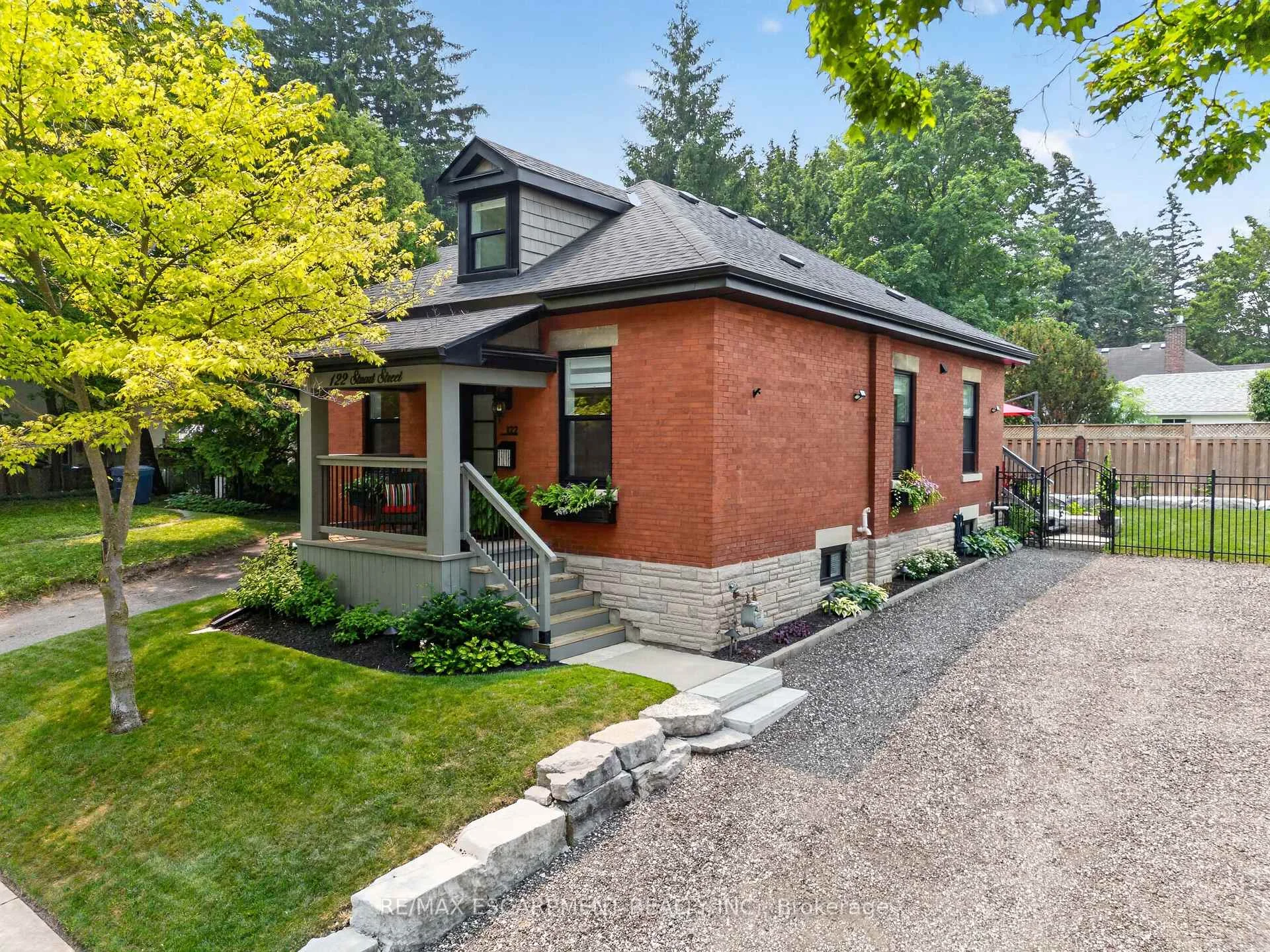 Photo 5 of 122 Stuart Street, Guelph, St. George's — HOMEH