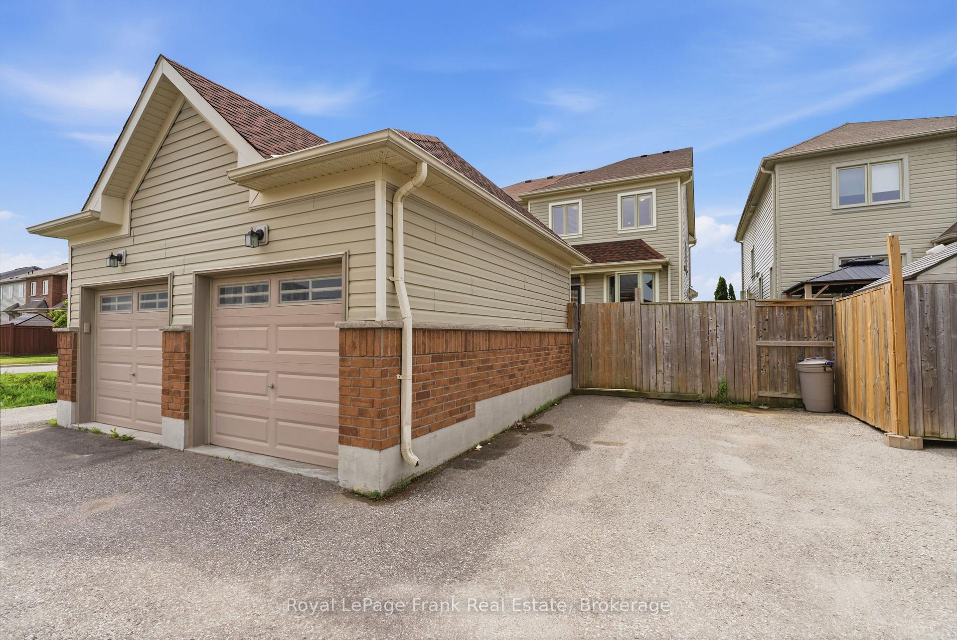 Photo 2 of 264 Brookhill Boulevard, Clarington, Bowmanville — HOMEH