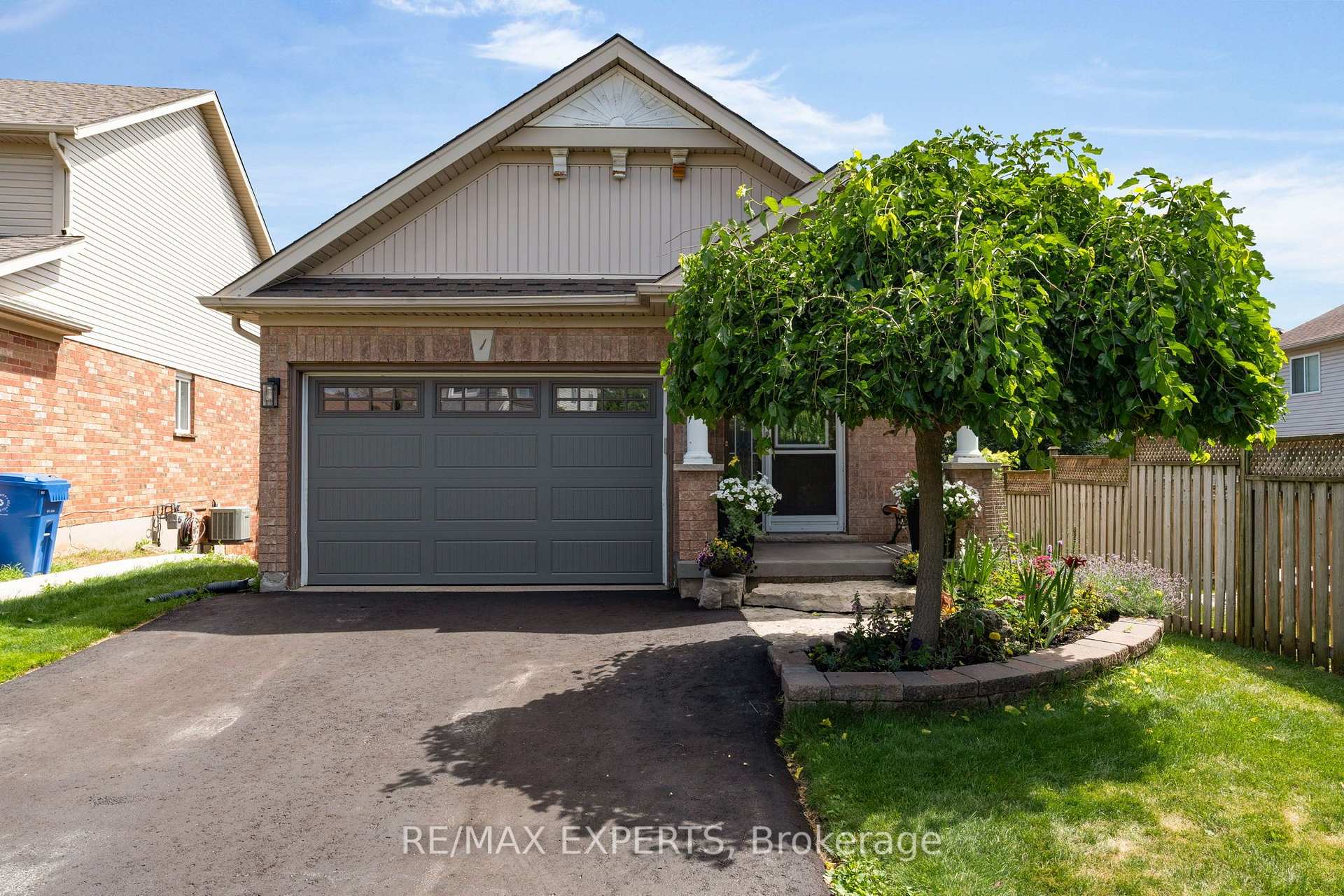 Photo 2 of 1 Cameron Court, Orangeville — HOMEH