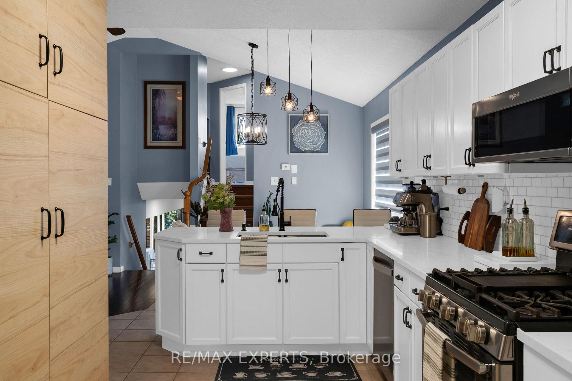Photo 5 of 1 Cameron Court, Orangeville — HOMEH