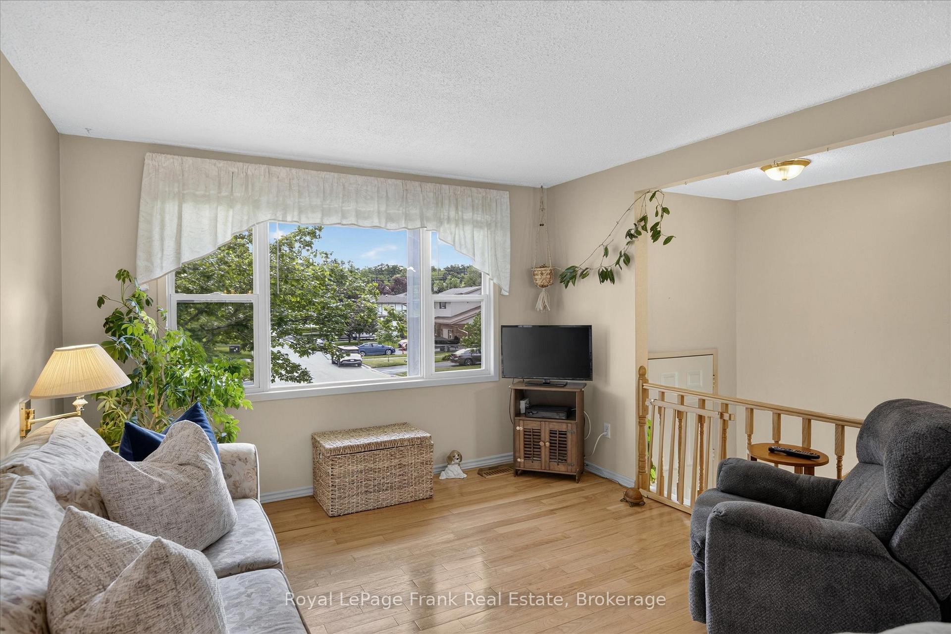 Photo 5 of 18 Redwood Court, Peterborough, Monaghan Ward 2 — HOMEH