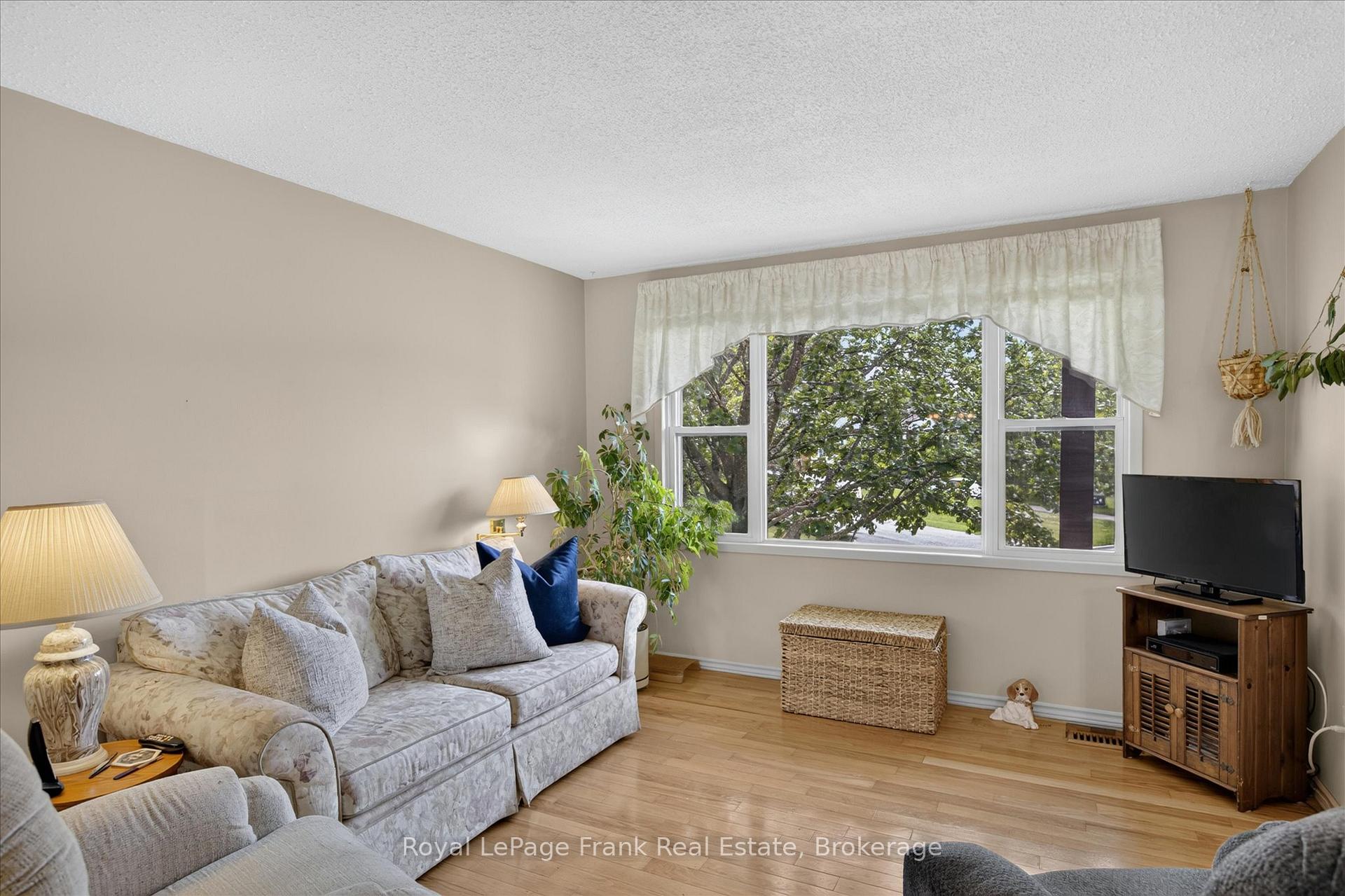 Photo 6 of 18 Redwood Court, Peterborough, Monaghan Ward 2 — HOMEH