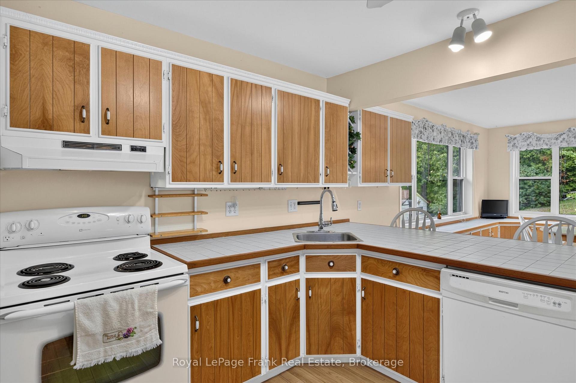 Photo 10 of 18 Redwood Court, Peterborough, Monaghan Ward 2 — HOMEH