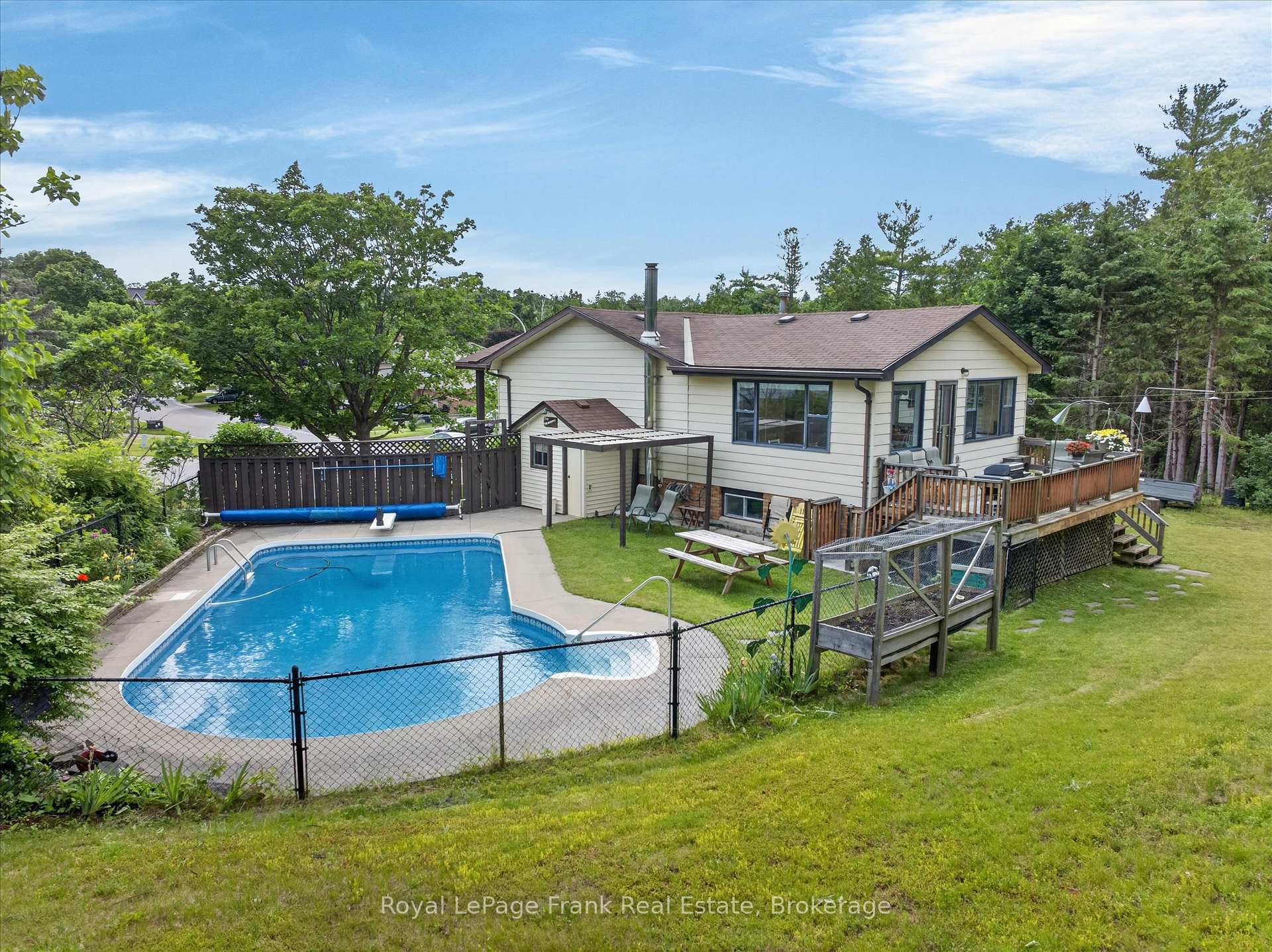Photo 48 of 18 Redwood Court, Peterborough, Monaghan Ward 2 — HOMEH