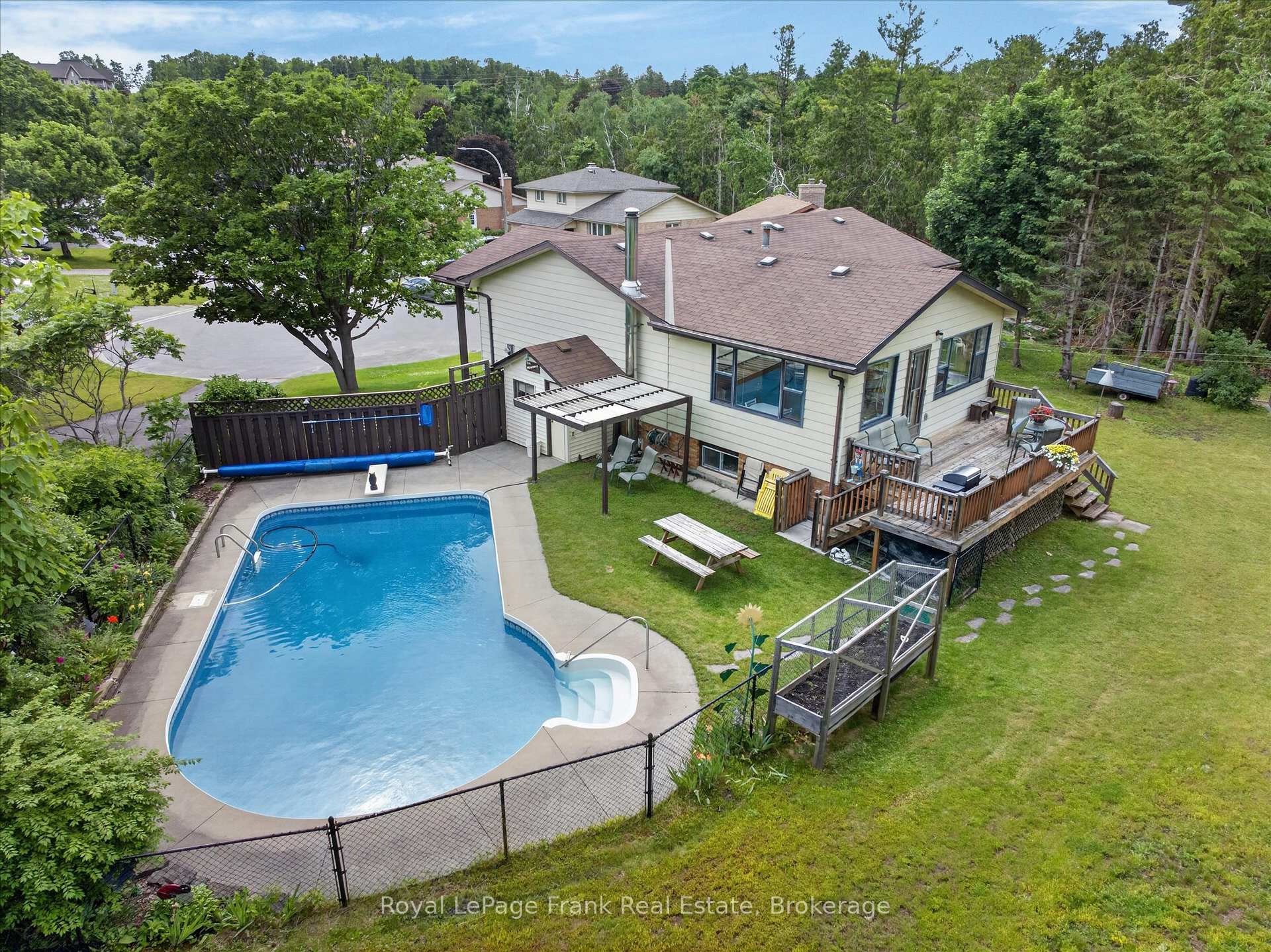 Photo 49 of 18 Redwood Court, Peterborough, Monaghan Ward 2 — HOMEH