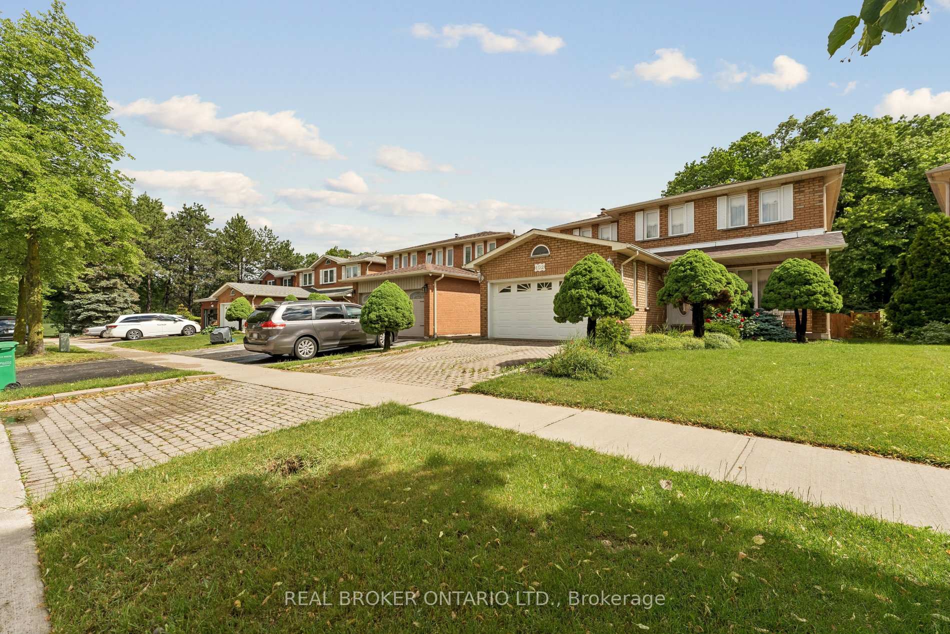 Photo 2 of 102 Coronation Circle, Brampton, Heart Lake West — HOMEH