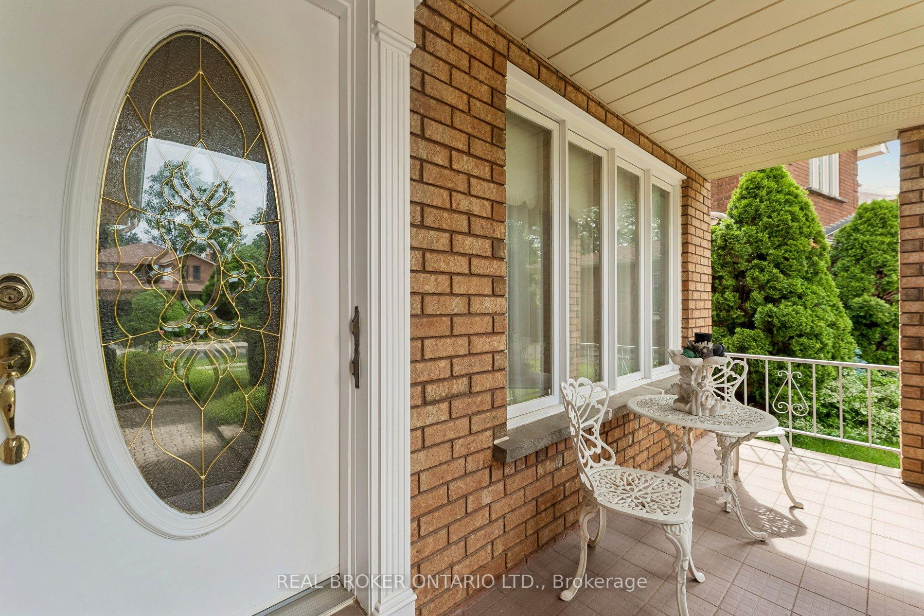 Photo 3 of 102 Coronation Circle, Brampton, Heart Lake West — HOMEH