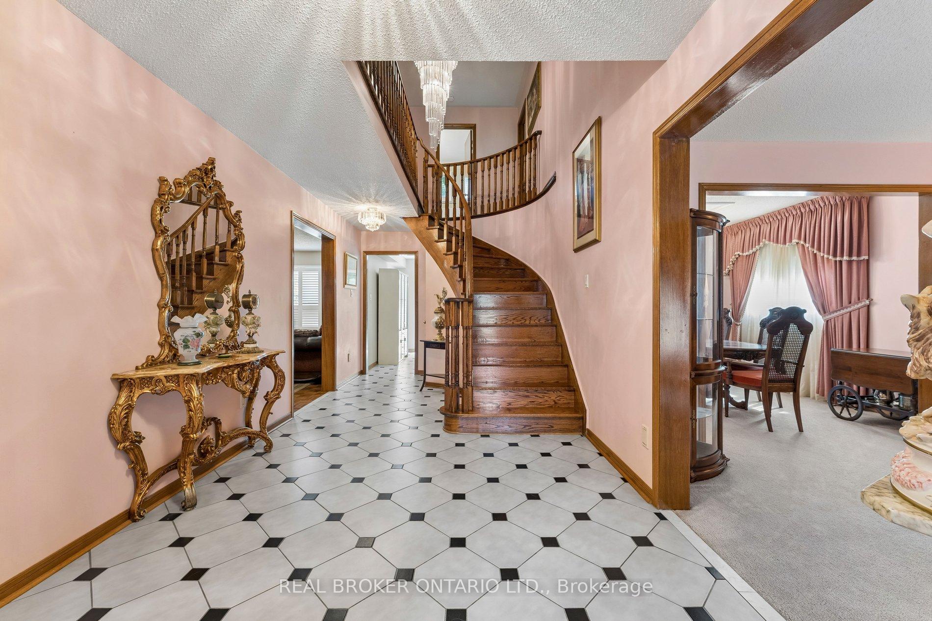 Photo 4 of 102 Coronation Circle, Brampton, Heart Lake West — HOMEH