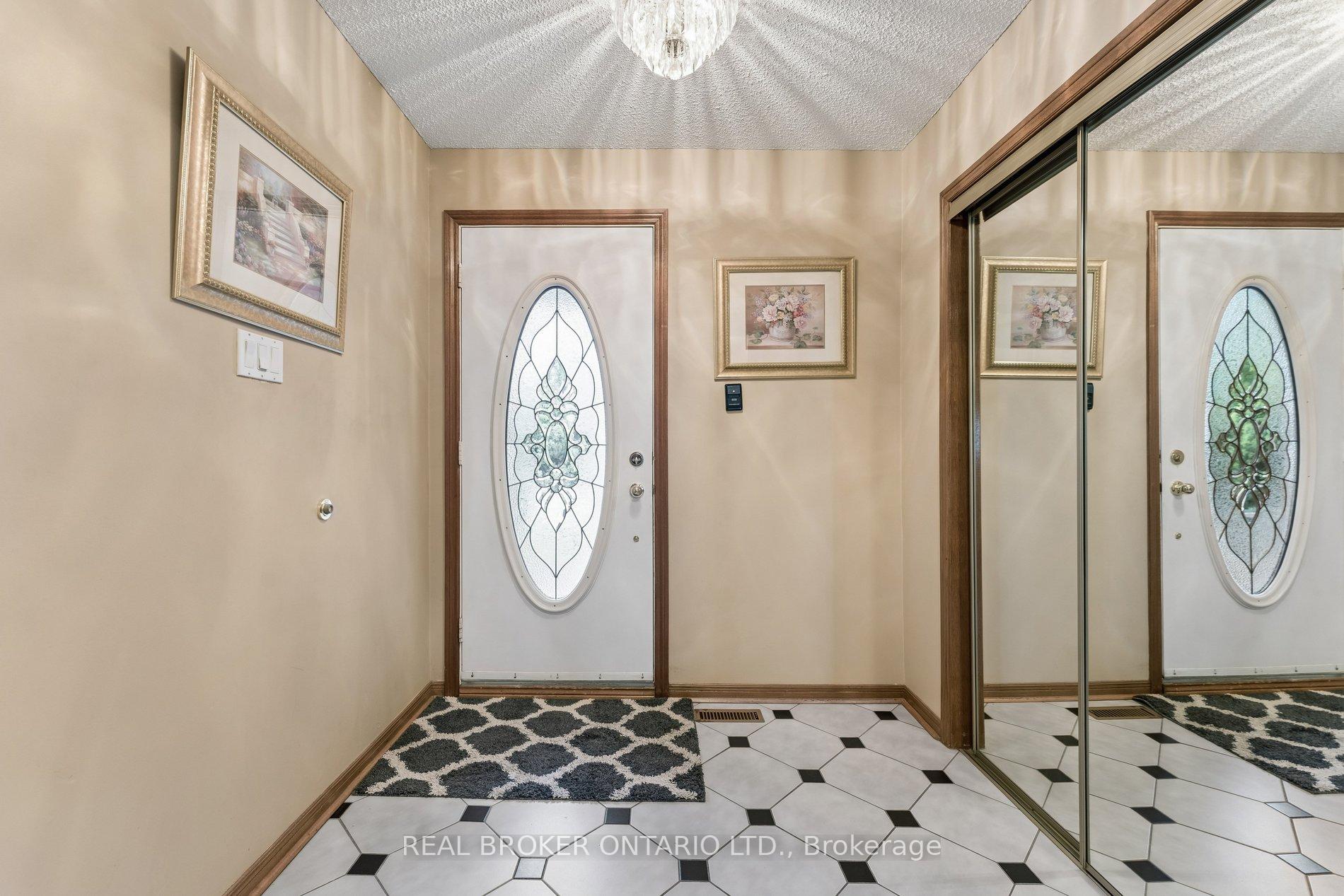 Photo 5 of 102 Coronation Circle, Brampton, Heart Lake West — HOMEH