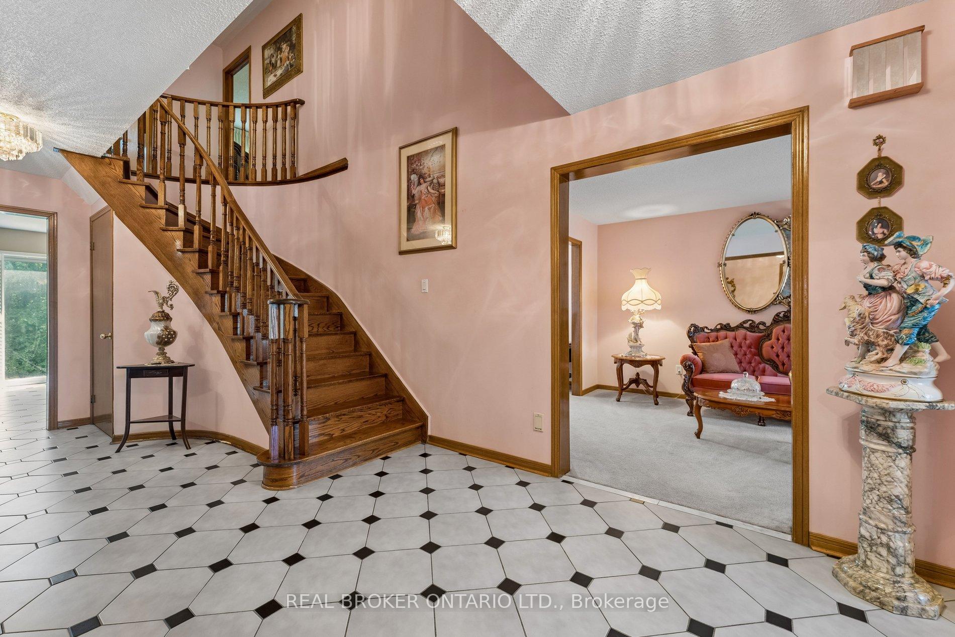 Photo 6 of 102 Coronation Circle, Brampton, Heart Lake West — HOMEH