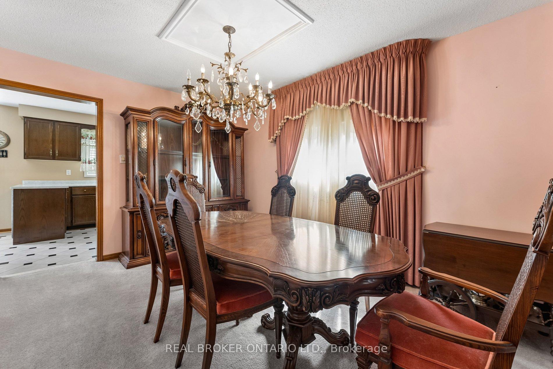 Photo 9 of 102 Coronation Circle, Brampton, Heart Lake West — HOMEH
