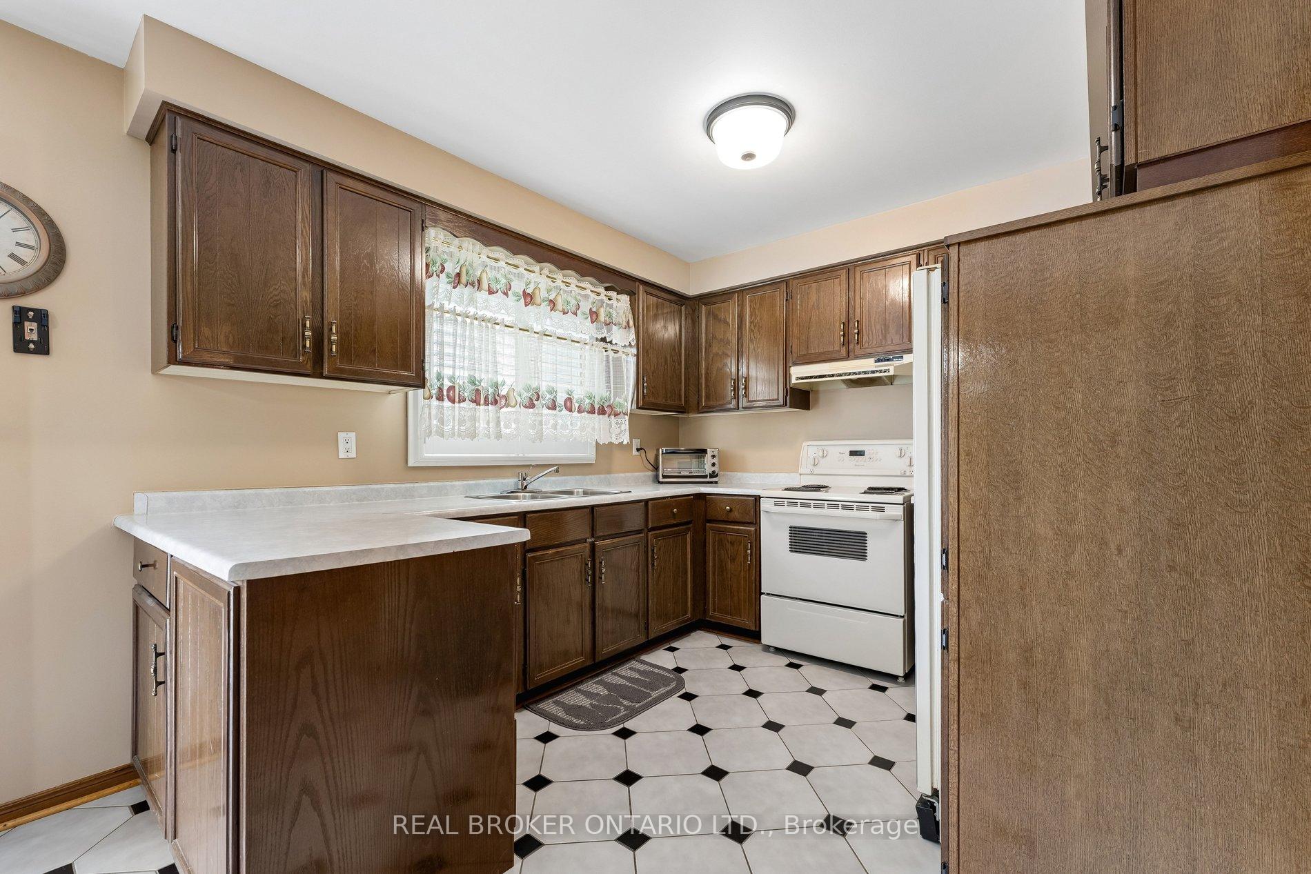 Photo 11 of 102 Coronation Circle, Brampton, Heart Lake West — HOMEH