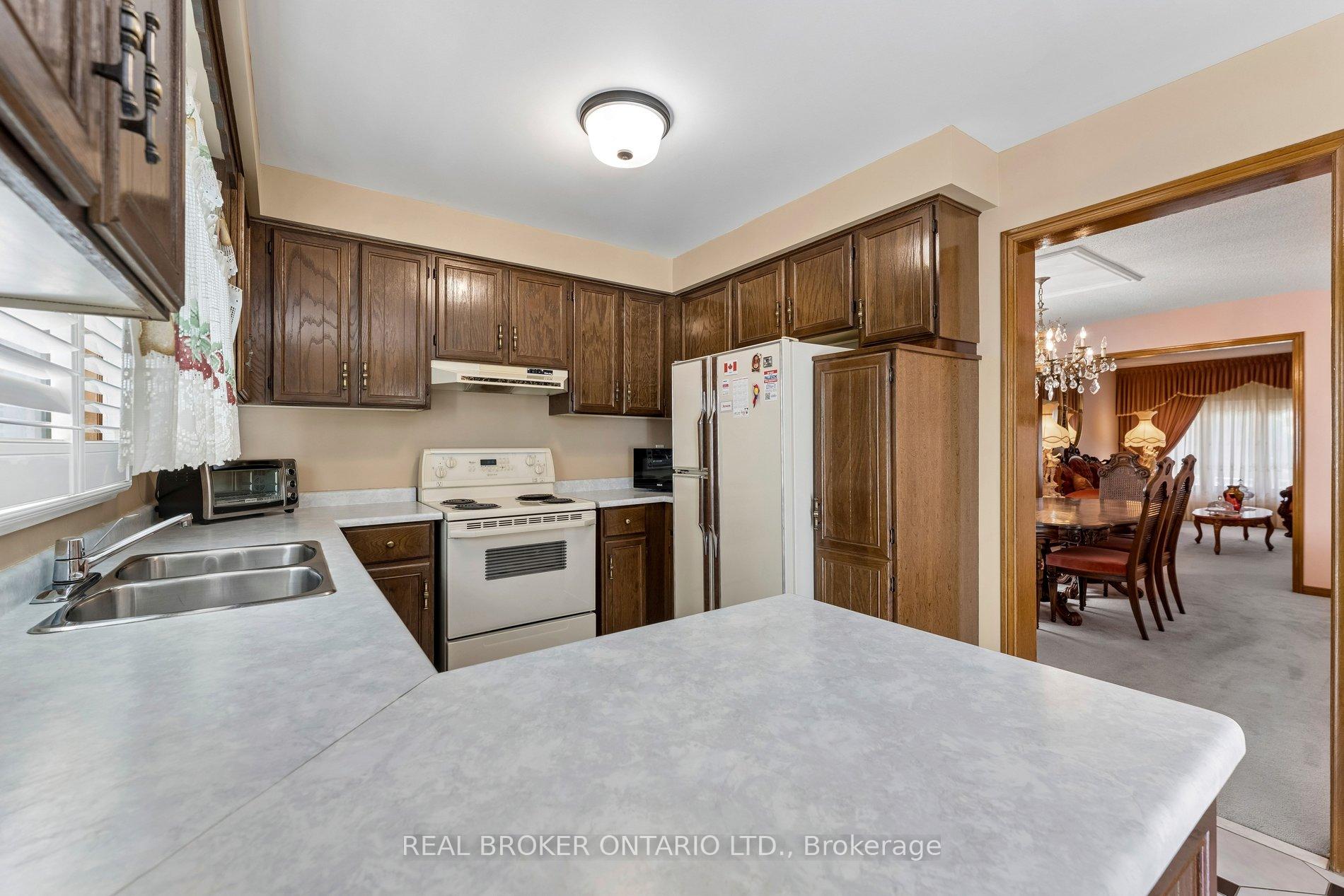 Photo 12 of 102 Coronation Circle, Brampton, Heart Lake West — HOMEH