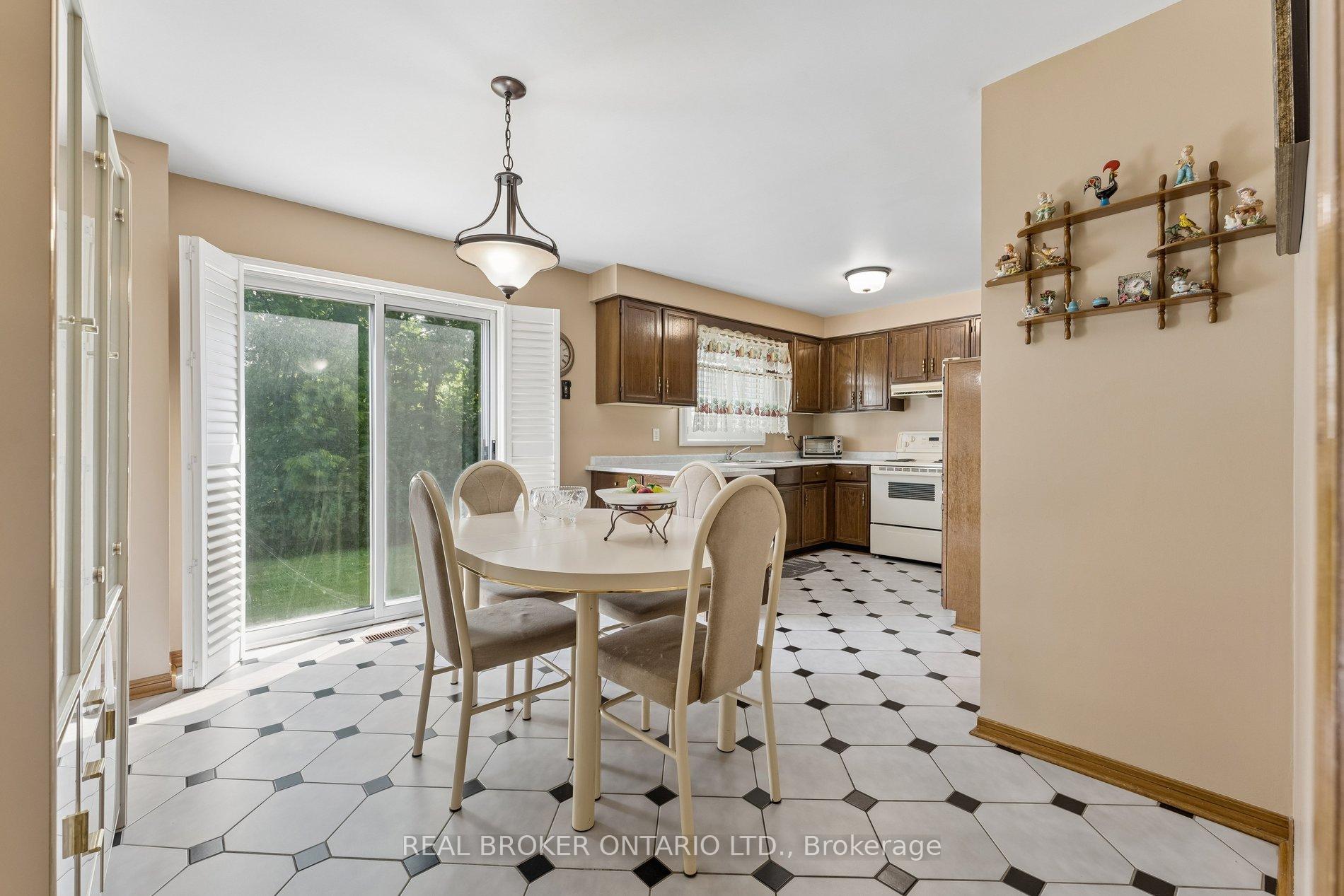 Photo 14 of 102 Coronation Circle, Brampton, Heart Lake West — HOMEH