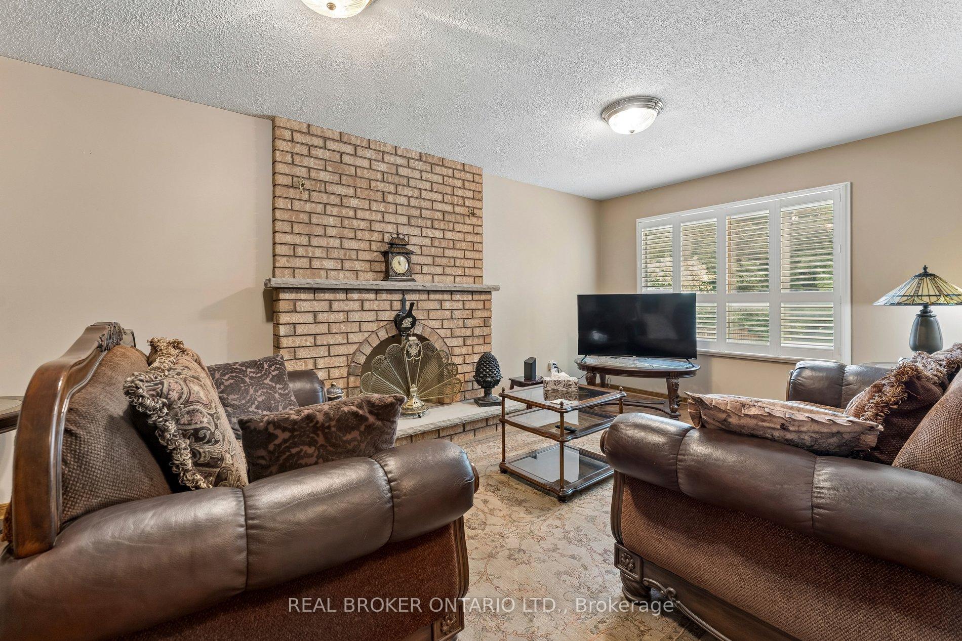 Photo 15 of 102 Coronation Circle, Brampton, Heart Lake West — HOMEH