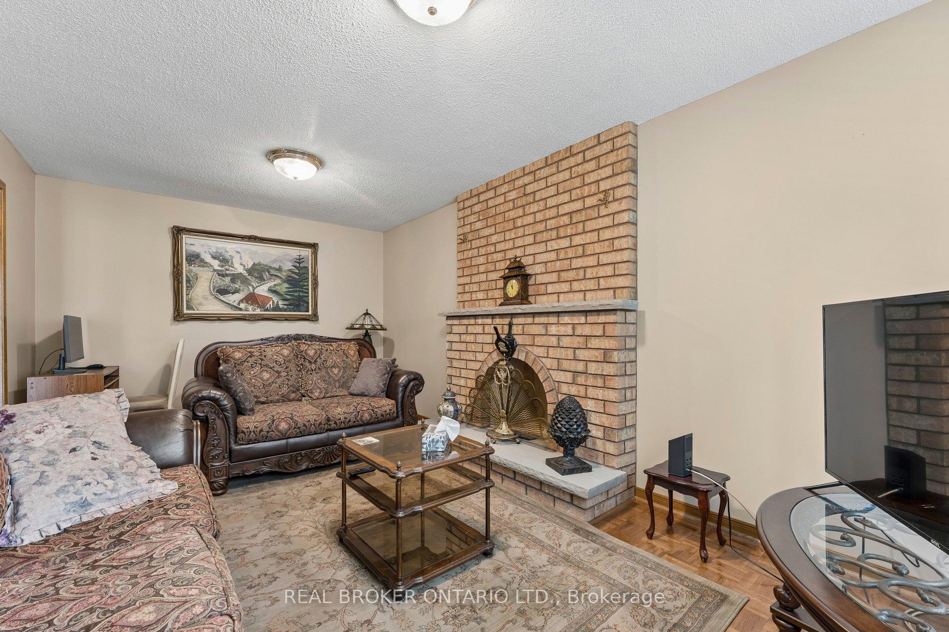 Photo 16 of 102 Coronation Circle, Brampton, Heart Lake West — HOMEH