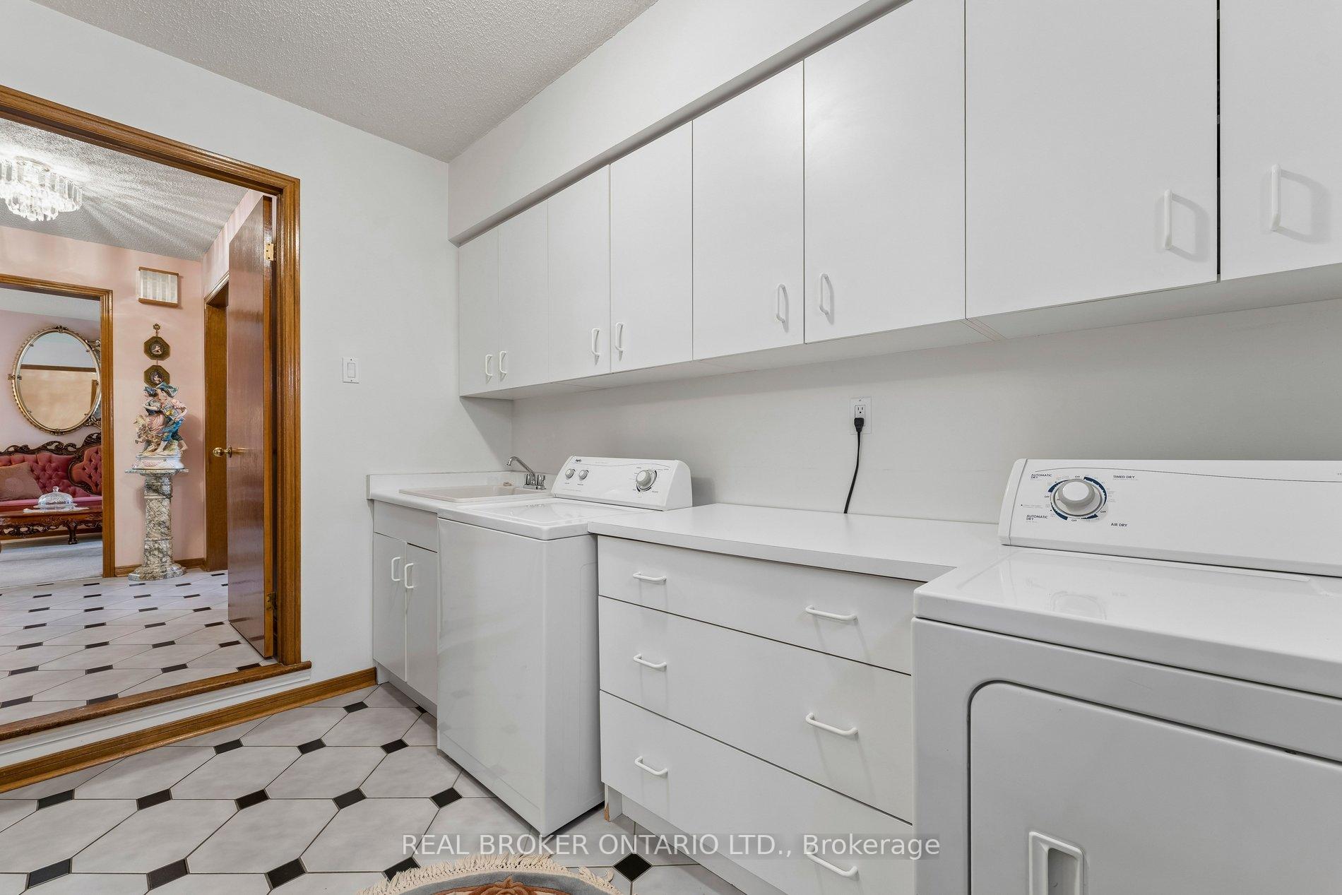 Photo 18 of 102 Coronation Circle, Brampton, Heart Lake West — HOMEH