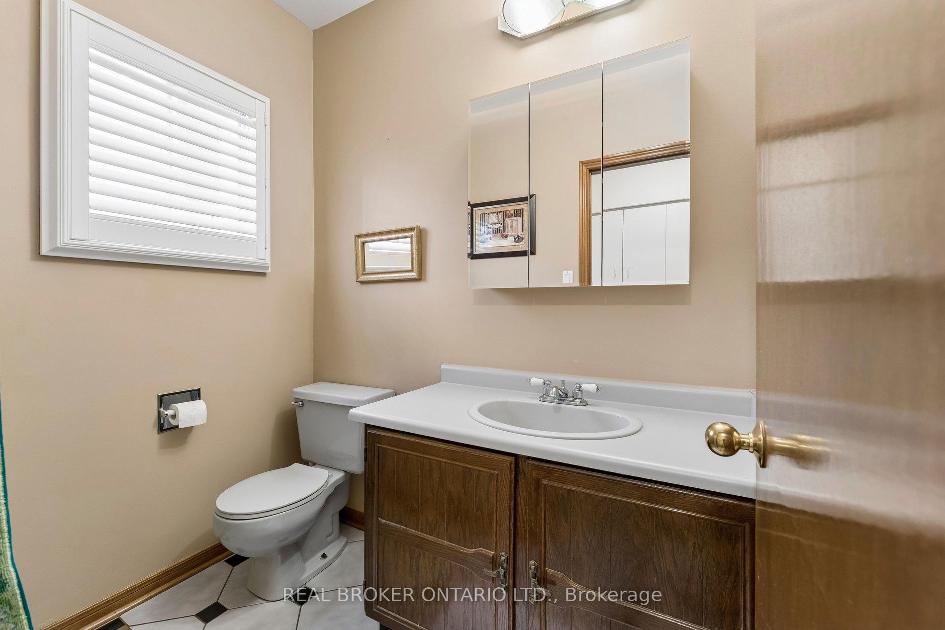 Photo 19 of 102 Coronation Circle, Brampton, Heart Lake West — HOMEH
