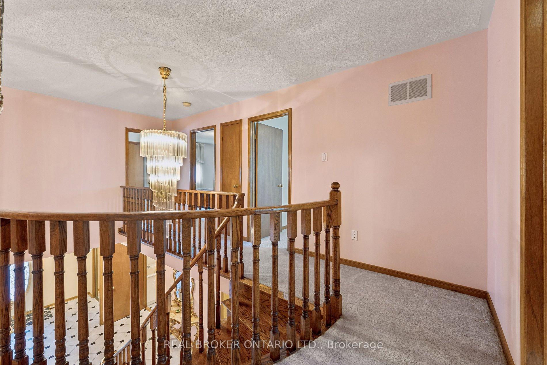 Photo 21 of 102 Coronation Circle, Brampton, Heart Lake West — HOMEH