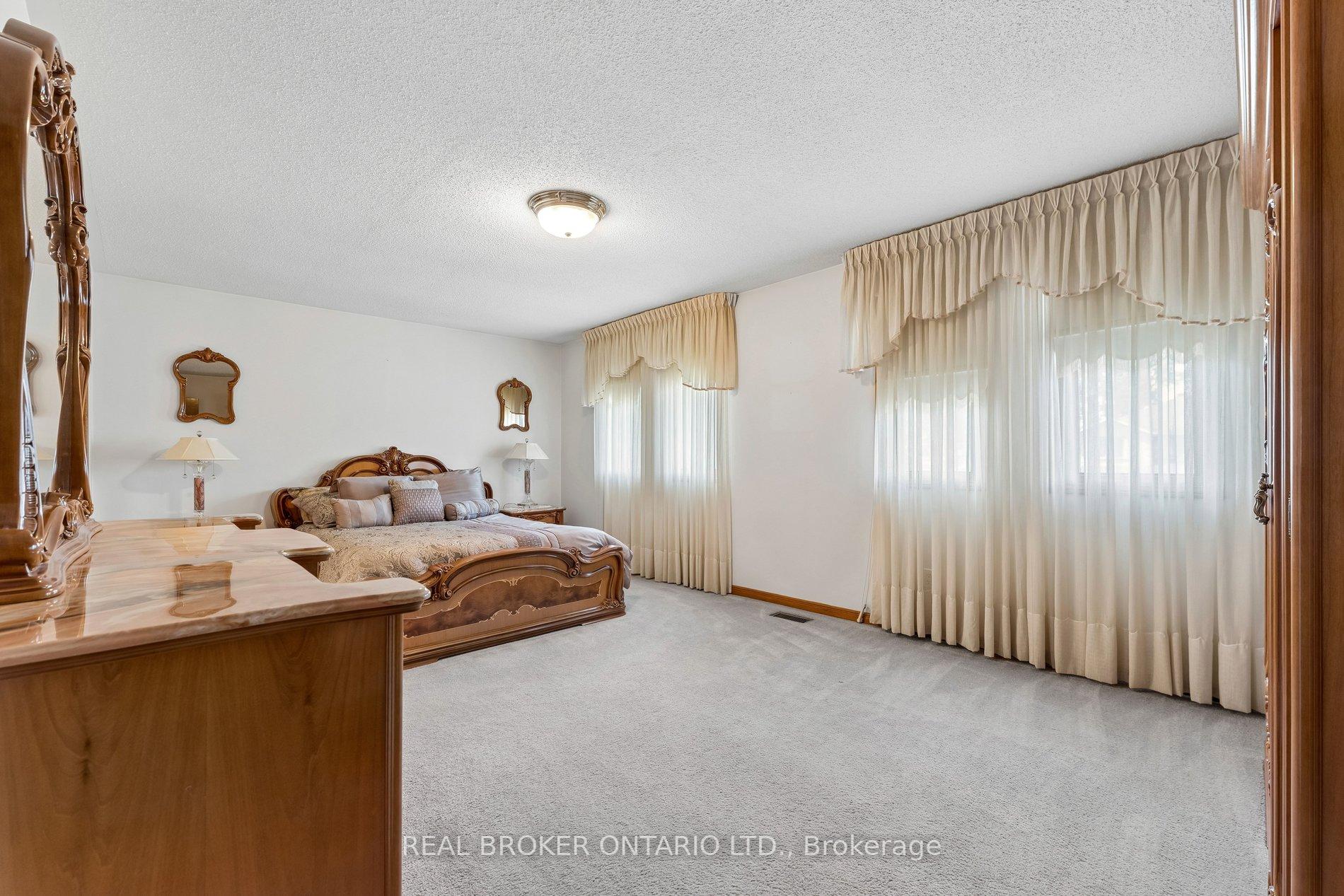 Photo 22 of 102 Coronation Circle, Brampton, Heart Lake West — HOMEH