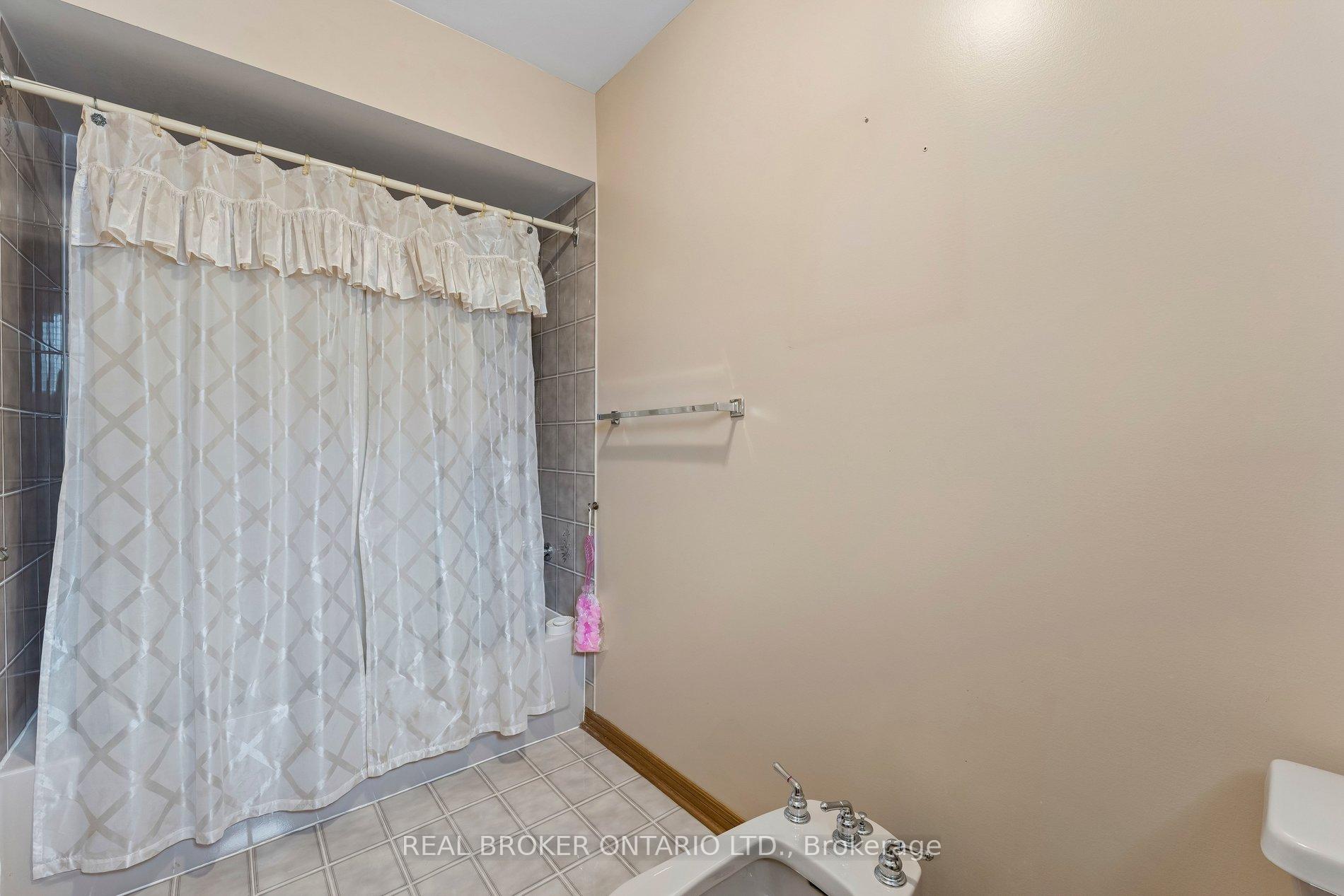 Photo 27 of 102 Coronation Circle, Brampton, Heart Lake West — HOMEH