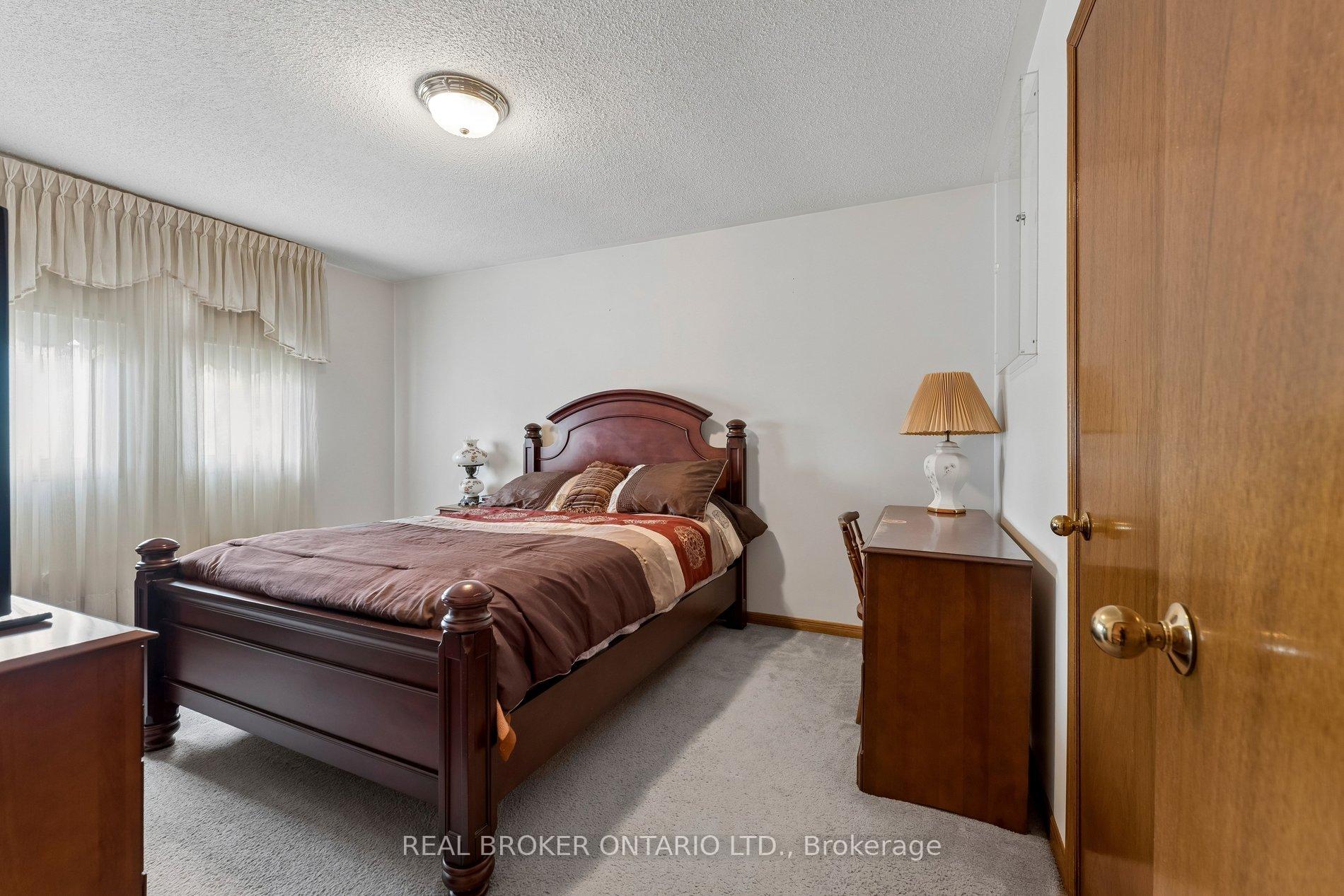 Photo 28 of 102 Coronation Circle, Brampton, Heart Lake West — HOMEH