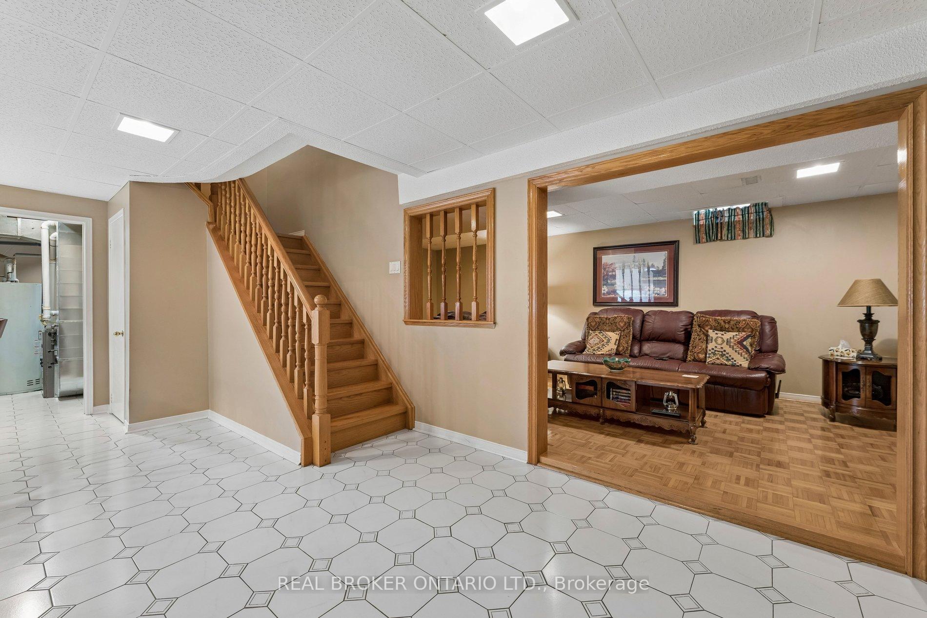 Photo 34 of 102 Coronation Circle, Brampton, Heart Lake West — HOMEH