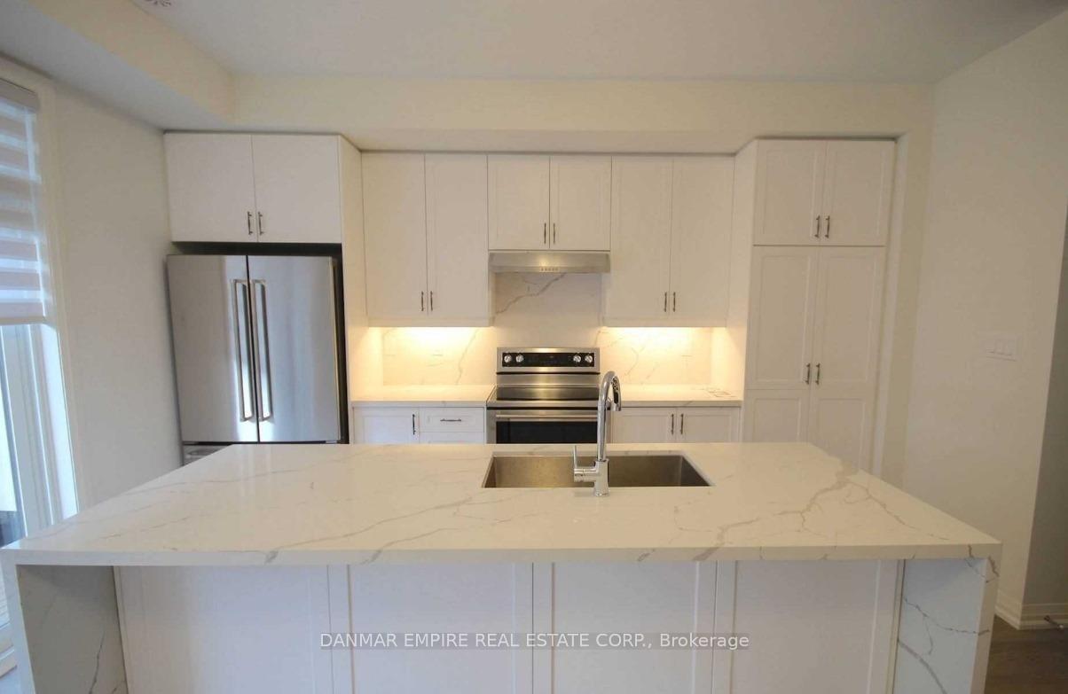 Photo 5 of 33 Cohen Way, Vaughan, Patterson — HOMEH