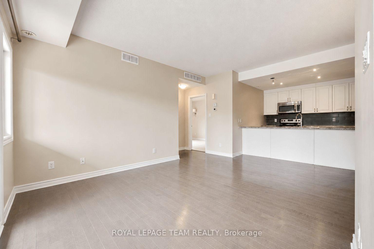 Photo 5 of Unit i, 366 Wood Acres Grove, Ottawa, Blossom Park/Kemp Park/Findlay Creek — HOMEH