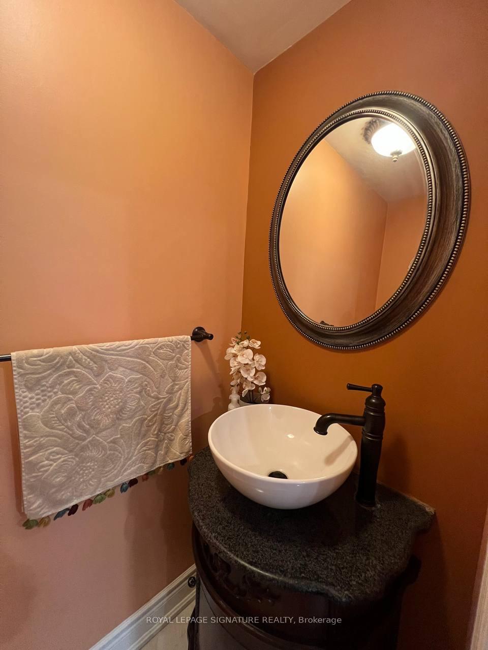 Photo 5 of 61 Kalmar Crescent, Richmond Hill, Oak Ridges — HOMEH
