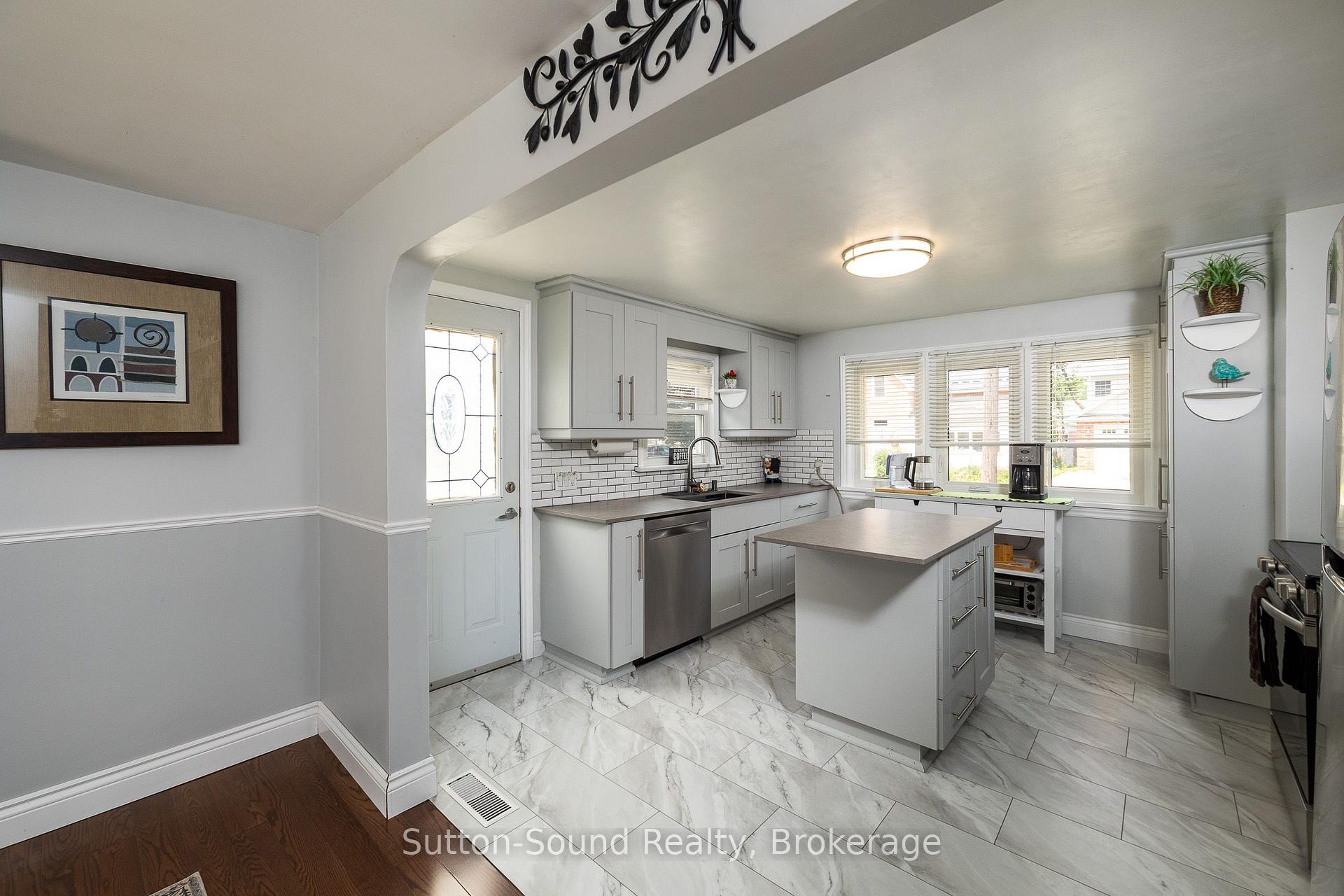 Photo 11 of 535 9th Street W, Owen Sound — HOMEH